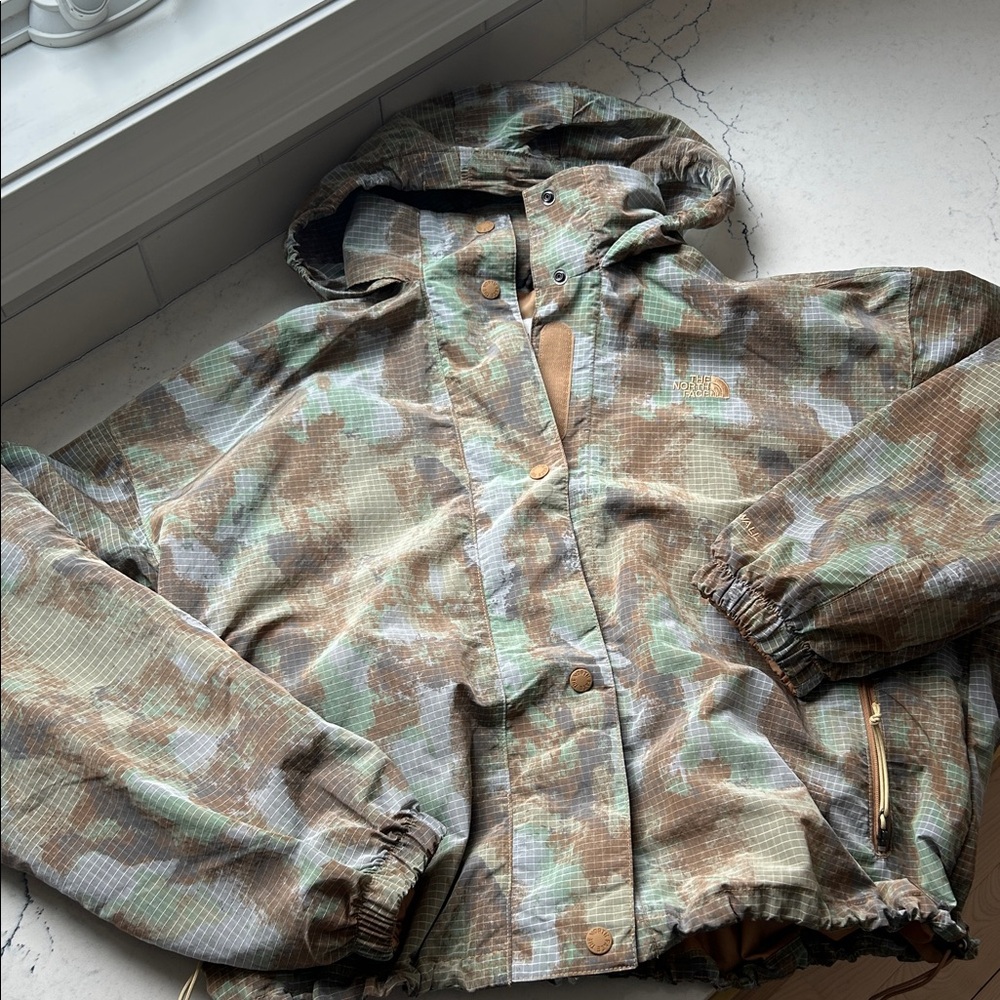 The North Face Women's Utility Wind Jacket in Camo